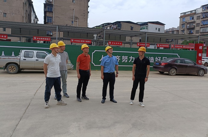 南昌市政建設(shè)集團付海華前往桃花南路安置房項目檢查質(zhì)量標(biāo)準化觀摩會推進情況6911.jpg