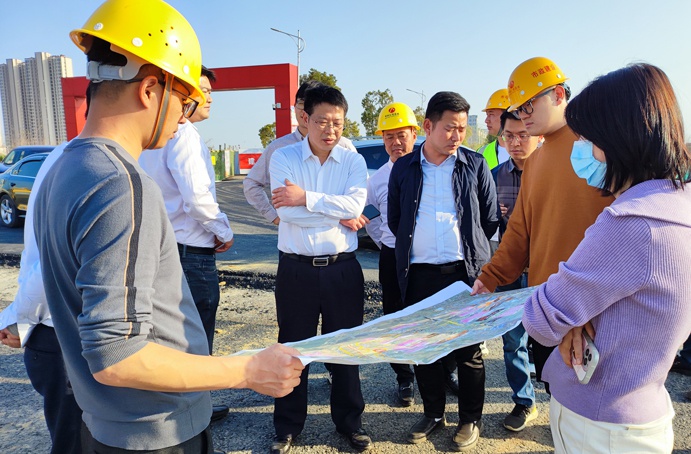 市政公用集團(tuán)劉順保到朱橋東路項(xiàng)目、昌東三路項(xiàng)目、秦坊安置房項(xiàng)目調(diào)研