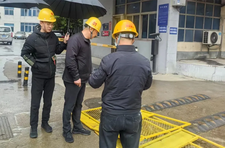 徐旭調(diào)研南昌縣小藍(lán)大道、青云譜污水接駁工程｜施工進(jìn)度與安全文明管理